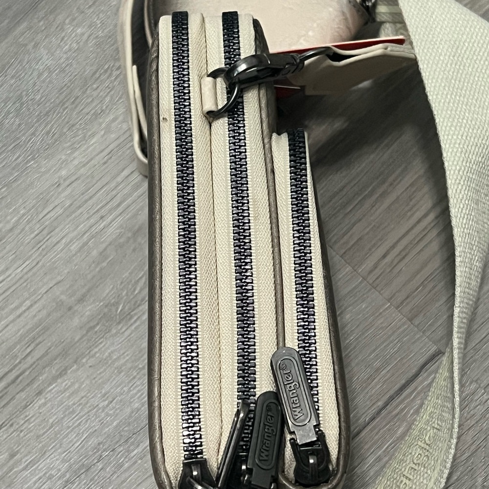 Wrangler Crossbody Bag Set with Coin Purse - Picture 7 of 11